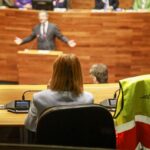Covadonga Tomé, en el Parlamento, con el chaleco de Sekurit