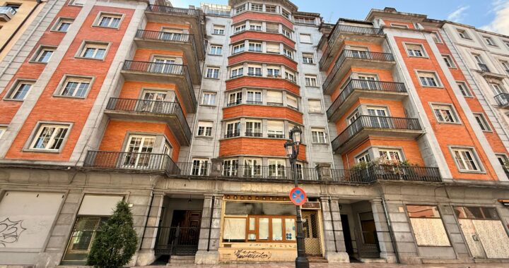 Edificios de la seguridad social vacíos en el centro de Uviéu